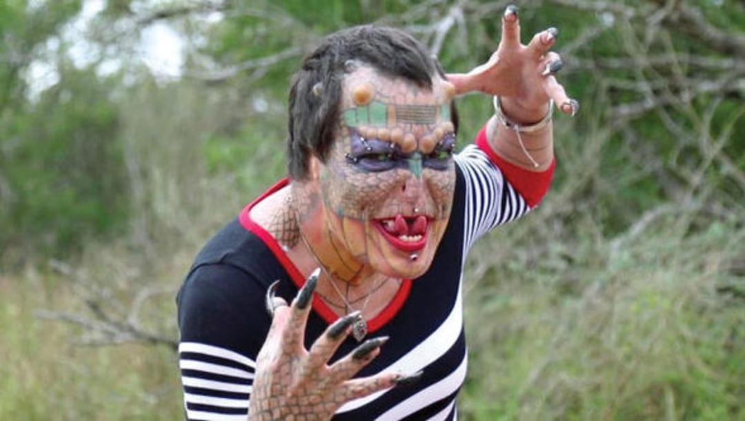 Cinsiyetinden vazge&ccedil;ti, ejderhaya benzemek i&ccedil;in 40 bin pound verdi