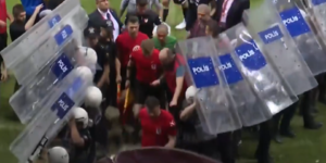 Saha bir anda karıştı! Hakemin kafası yarıldı, maç tatil edildi... TFF'nin kararı bekleniyor
