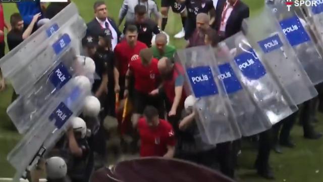 Elazığspor-Vanspor maçında büyük skandal! Hakemin kafası yarıldı, maç tatil edildi... TFF'nin kararı bekleniyor