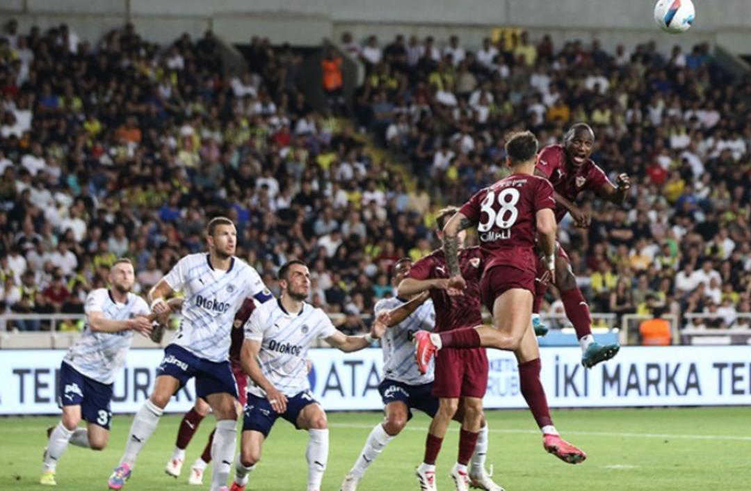 Fenerbahçe-Hatayspor maçında sahaya Galatasaray taraftarı girdi! Üzerindeki tişört olay oldu... 1