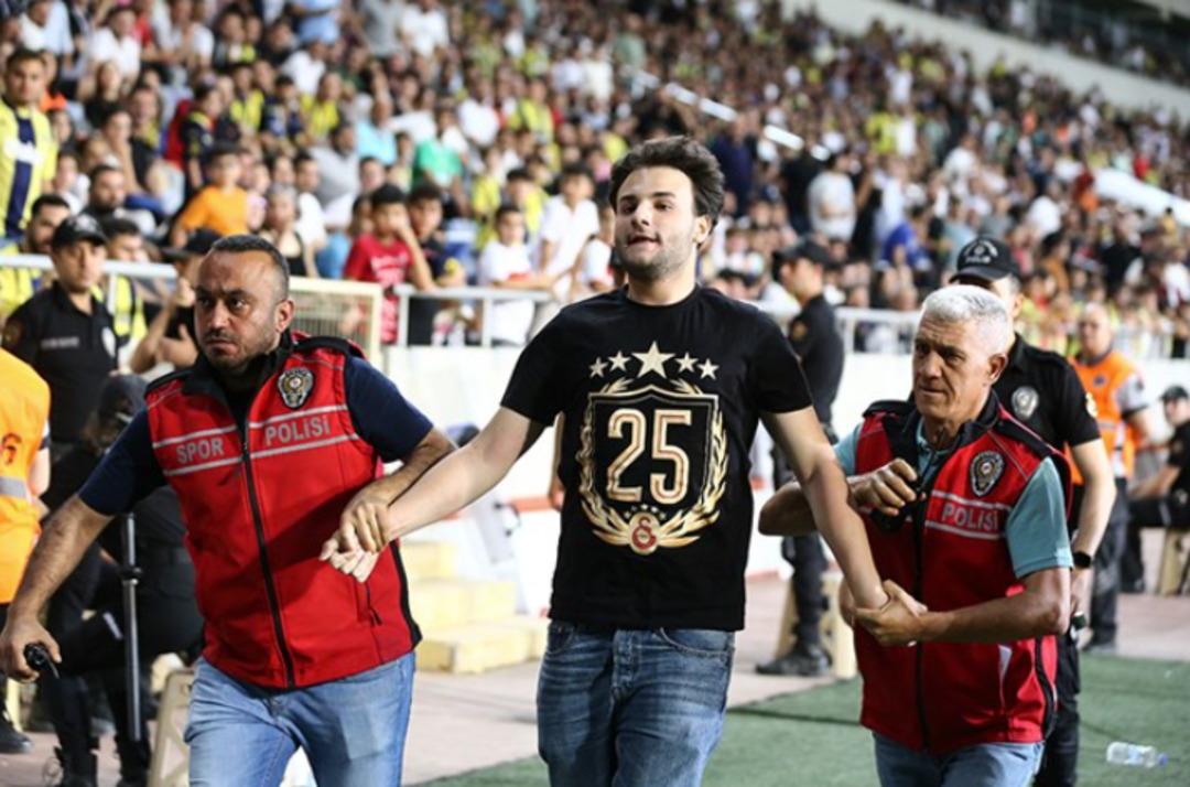 Fenerbahçe-Hatayspor maçında sahaya Galatasaray taraftarı girdi! Üzerindeki tişört olay oldu... 2