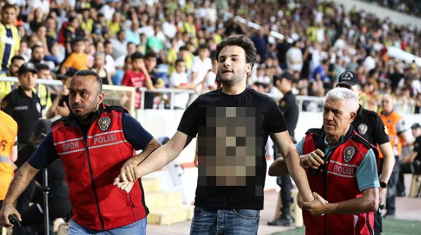 Fenerbahçe-Hatayspor maçında sahaya Galatasaray taraftarı girdi! Üzerindeki tişört olay oldu...
