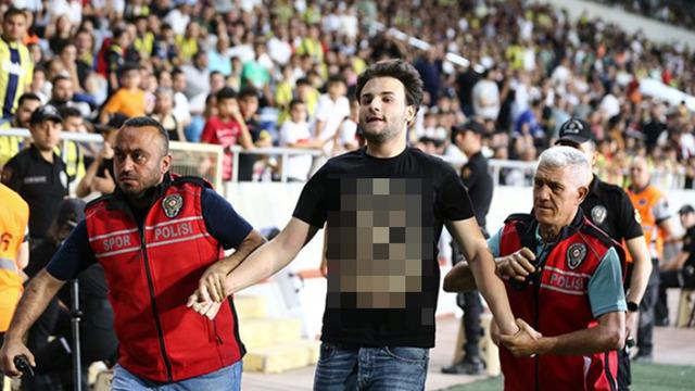 Fenerbahçe-Hatayspor maçında sahaya Galatasaray taraftarı girdi! Üzerindeki tişört olay oldu...