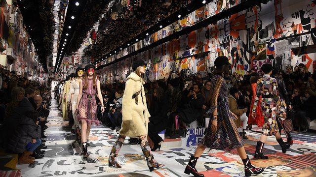 Paris Moda Haftası nda Dior dan 1960 ların feminizm dalgası 2