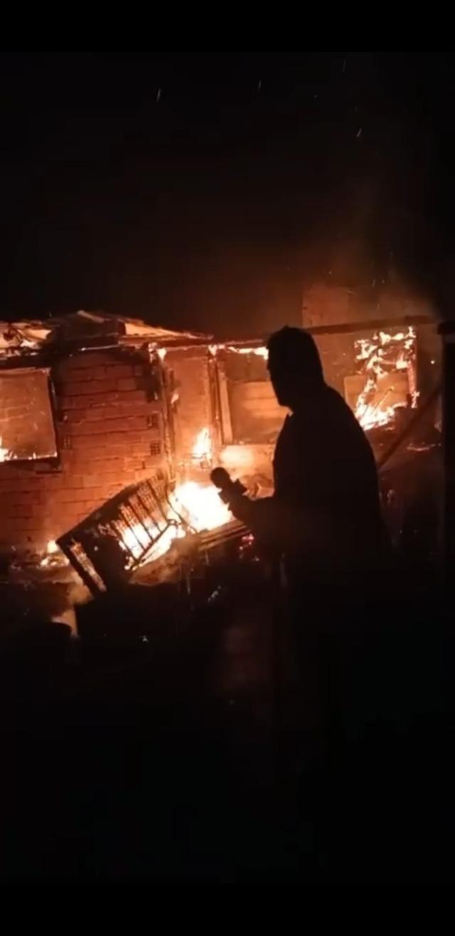 Köy fırını ile ardiyesi küle döndü! Kocaeli de yangın: Ateş söndürülmemiş 1