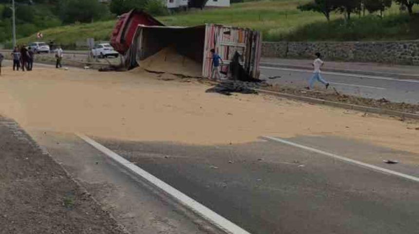 Bingöl’de buğday yüklü tır devrildi, yol trafiğe kapandı