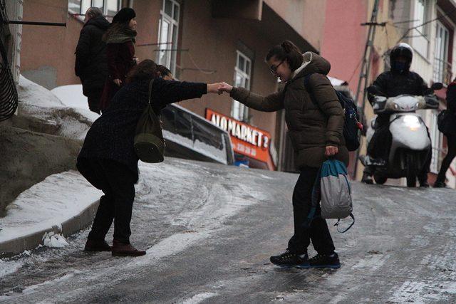 Ara sokaklardaki buzlanma sürücülere ve yayalara zor anlar yaşattı