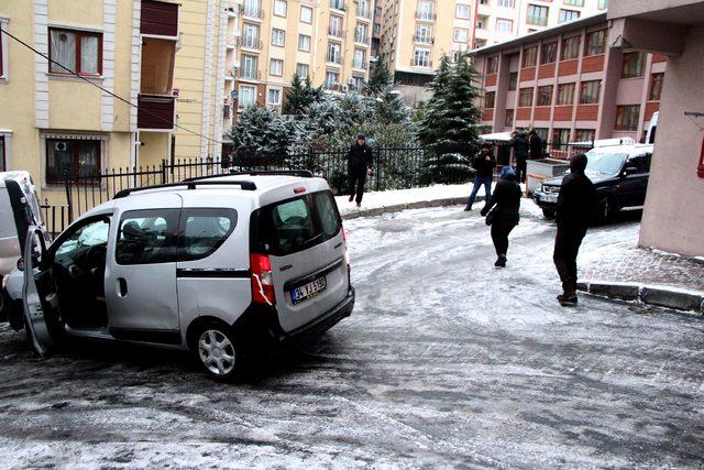 Ara sokaklardaki buzlanma sürücülere ve yayalara zor anlar yaşattı