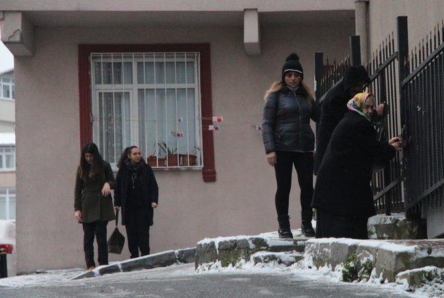 Ara sokaklardaki buzlanma sürücülere ve yayalara zor anlar yaşattı