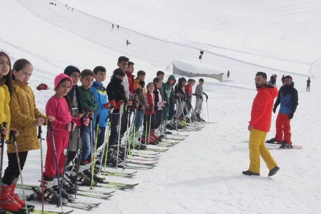 Geleceğin kayakçıları Hakkari’de yetişiyor