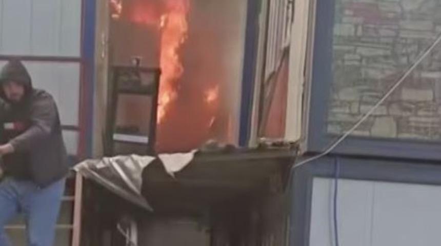 Eyüpsultan’da inşaat işçilerinin alevlerden kaçışı kamerada