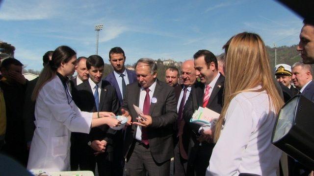 Hopa’da uyuşturucu ve madde bağımlılığına dikkat çekmek için sokak tiyatrosu ve panel düzenlendi