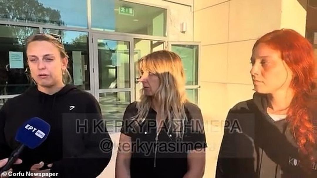 Tarihi sarayda yarı çıplak direk dansı yaptılar! Beş kadının görüntüleri ülkede infial yarattı!  2