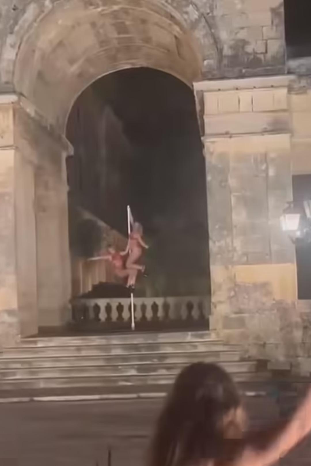 Tarihi sarayda yarı çıplak direk dansı yaptılar! Beş kadının görüntüleri ülkede infial yarattı!  3