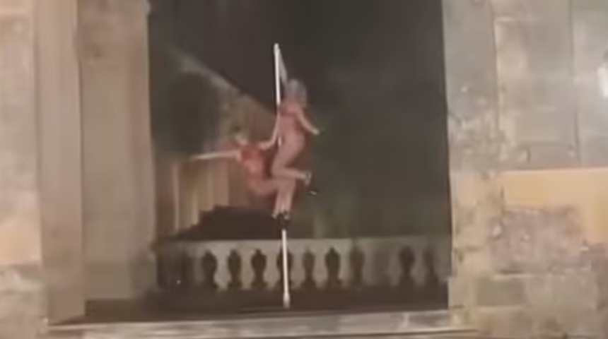 Tarihi sarayda yarı çıplak direk dansı yaptılar! Beş kadının görüntüleri ülkede infial yarattı! 