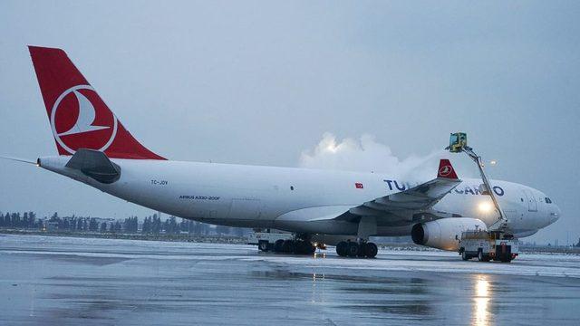 Uçaklara De-İcing işlemi yapılıyor