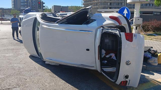 Ankara'da iki otomobil çarpıştı: 2'si bebek 6 yaralı