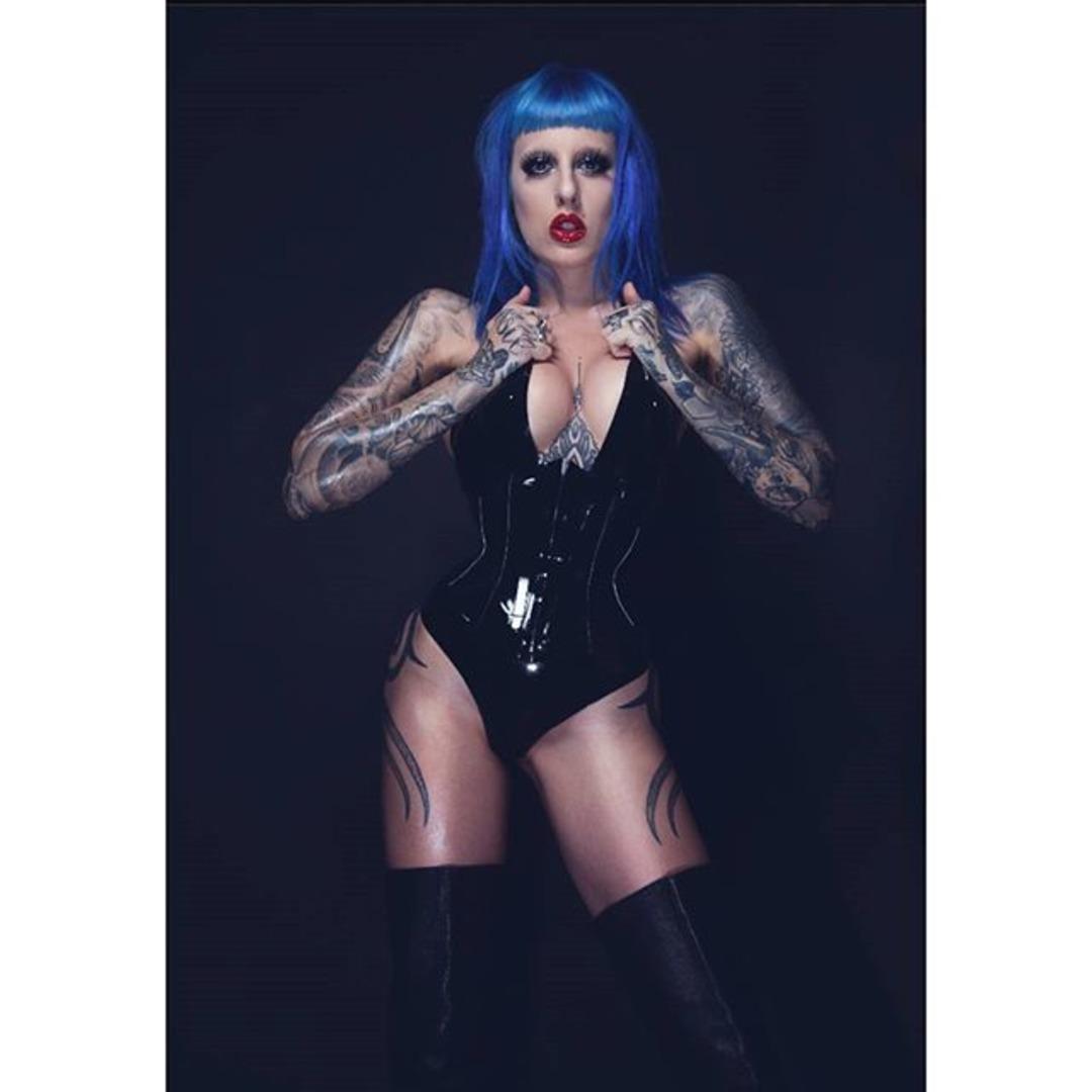 Evini zindana d&ouml;n&uuml;şt&uuml;rd&uuml;, erkeklerin sıra dışı fantazilerini ger&ccedil;ekleştiriyor