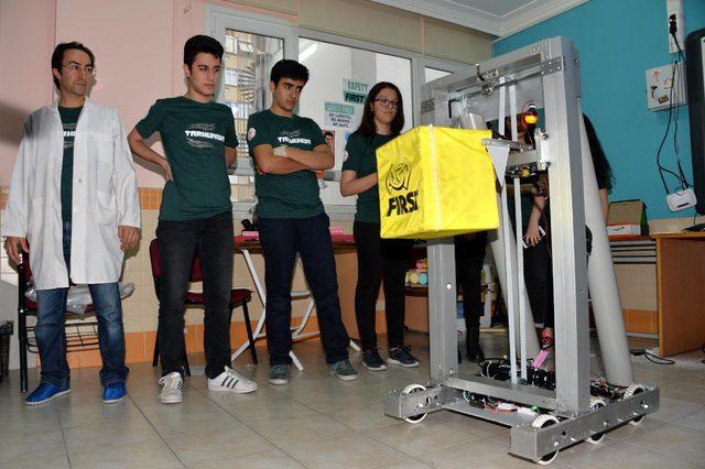 Bilim ve sanat öğrencileri kutu taşıyan robot tasarladı