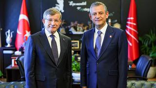 TBMM'de dikkat çeken görüşme! Özel ve Davutoğlu bir araya geldi