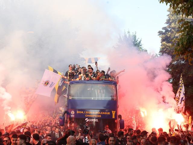 Fenerbahçe Beko kupasını kaldırdı! Bağdat Caddesi Sarı-Laciverte boyandı