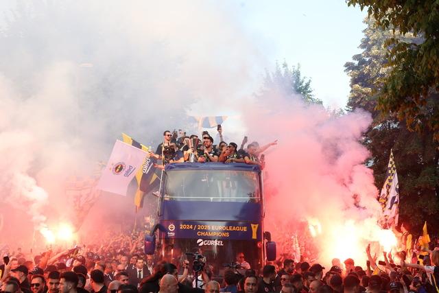 Fenerbahçe Beko kupasını kaldırdı! Taraftarlar Bağdat Caddesine akın etti... Her yer Sarı-Lacivert!