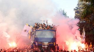 Fenerbahçe Beko kupasını kaldırdı! Taraftarlar Bağdat Caddesine akın etti... Her yer Sarı-Lacivert!