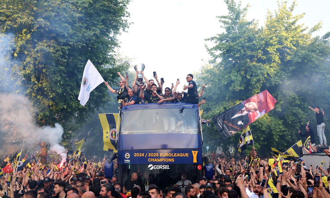 Fenerbahçe Beko kupasını kaldırdı! Taraftarlar Bağdat Caddesine akın etti... Her yer Sarı-Lacivert! 11