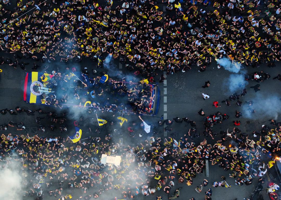 Fenerbahçe Beko kupasını kaldırdı! Taraftarlar Bağdat Caddesine akın etti... Her yer Sarı-Lacivert! 12
