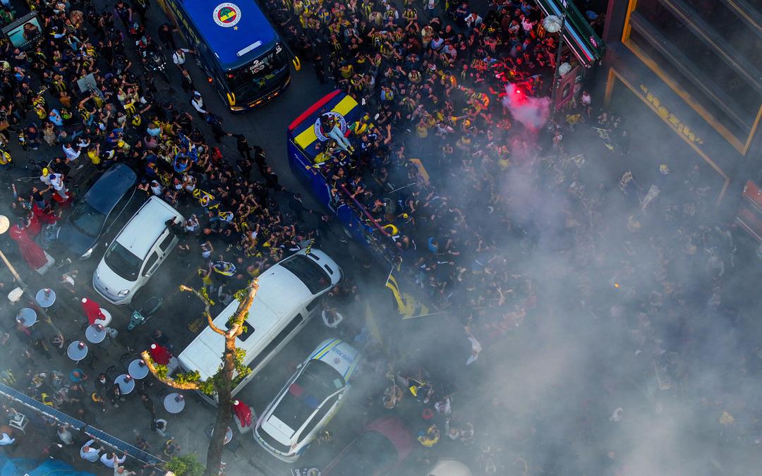 Fenerbahçe Beko kupasını kaldırdı! Taraftarlar Bağdat Caddesine akın etti... Her yer Sarı-Lacivert! 13