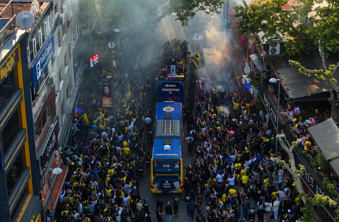 Fenerbahçe Beko kupasını kaldırdı! Taraftarlar Bağdat Caddesine akın etti... Her yer Sarı-Lacivert! 14