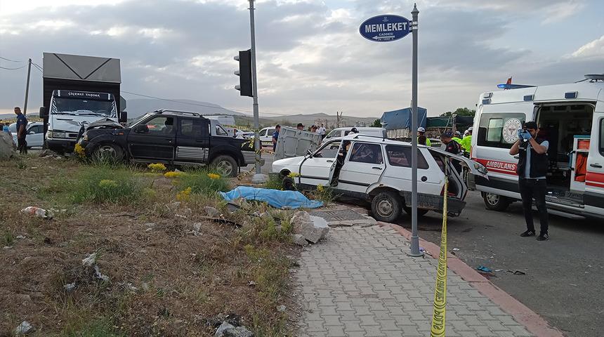 Konya'da otomobil ile kamyonet çarpıştı! Yaşlı çift hayatını kaybetti