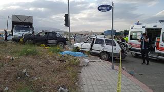 Konya'da otomobil ile kamyonet çarpıştı! Yaşlı çift hayatını kaybetti