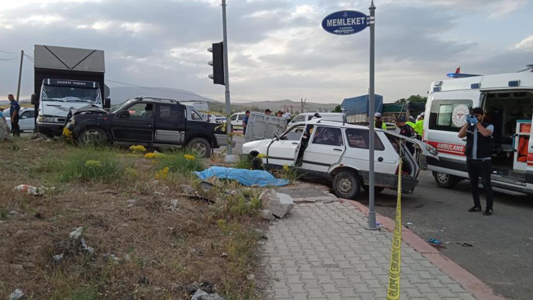 Konya da otomobil ile kamyonet çarpıştı, yaşlı çift hayatını kaybetti 1