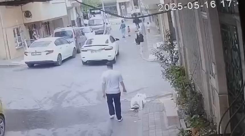 Bağcılar’da sokakta oynayan 3 yaşındaki çocuğa otomobil çarptı