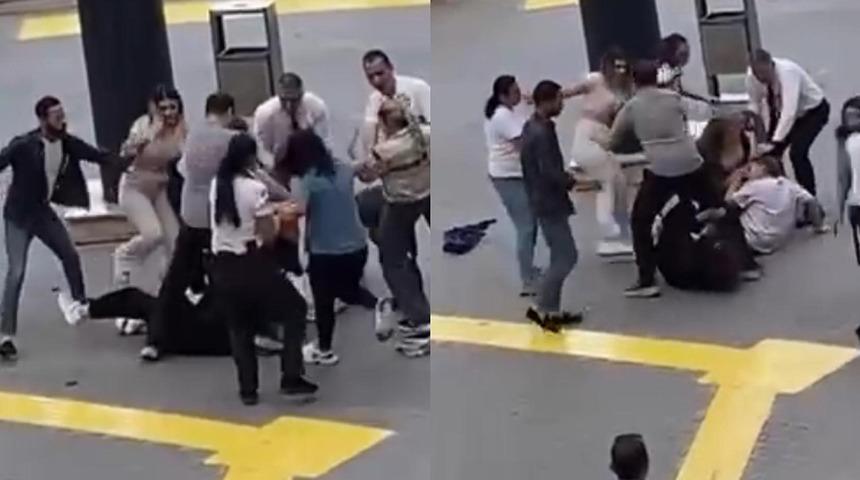 Mersin'de AVM önünde birbirlerine girdiler! Tekme, tokat havada uçuştu: O anlar saniye saniye kaydedildi