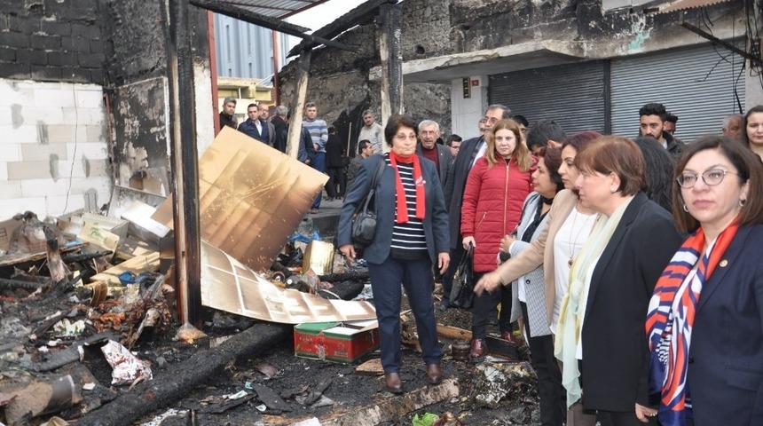 CHP&rsquo;li vekiller yangın &ccedil;ıkan pazar yerindeki esnafı dinledi