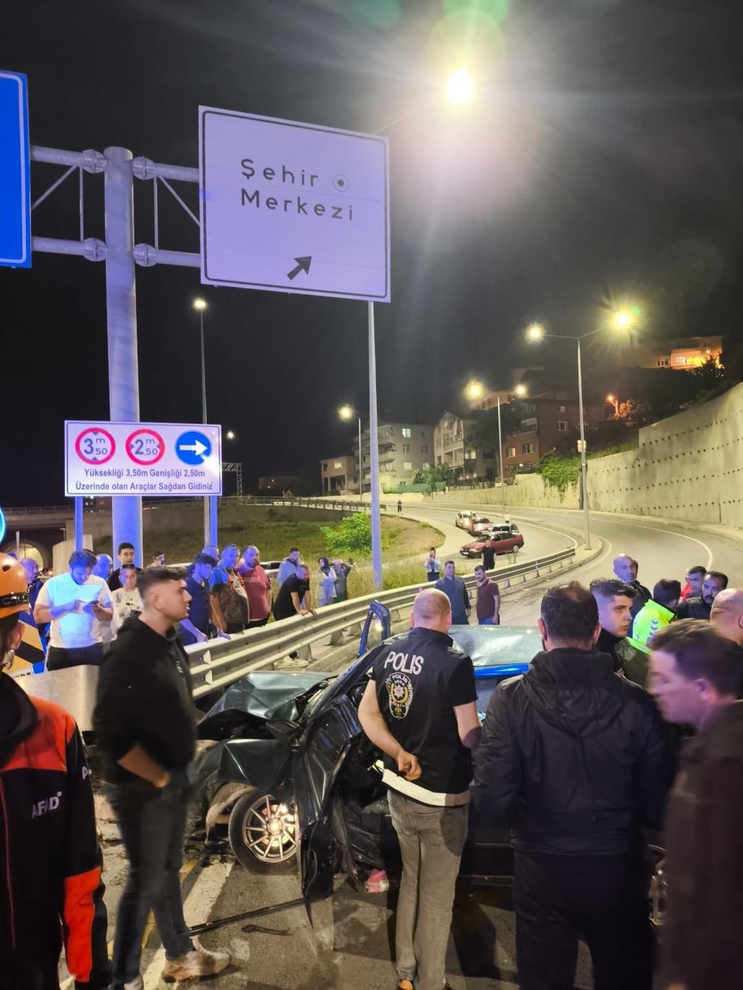 Zonguldak ta kontrolden çıkan otomobil refüje çarptı!  4 yaralı 1