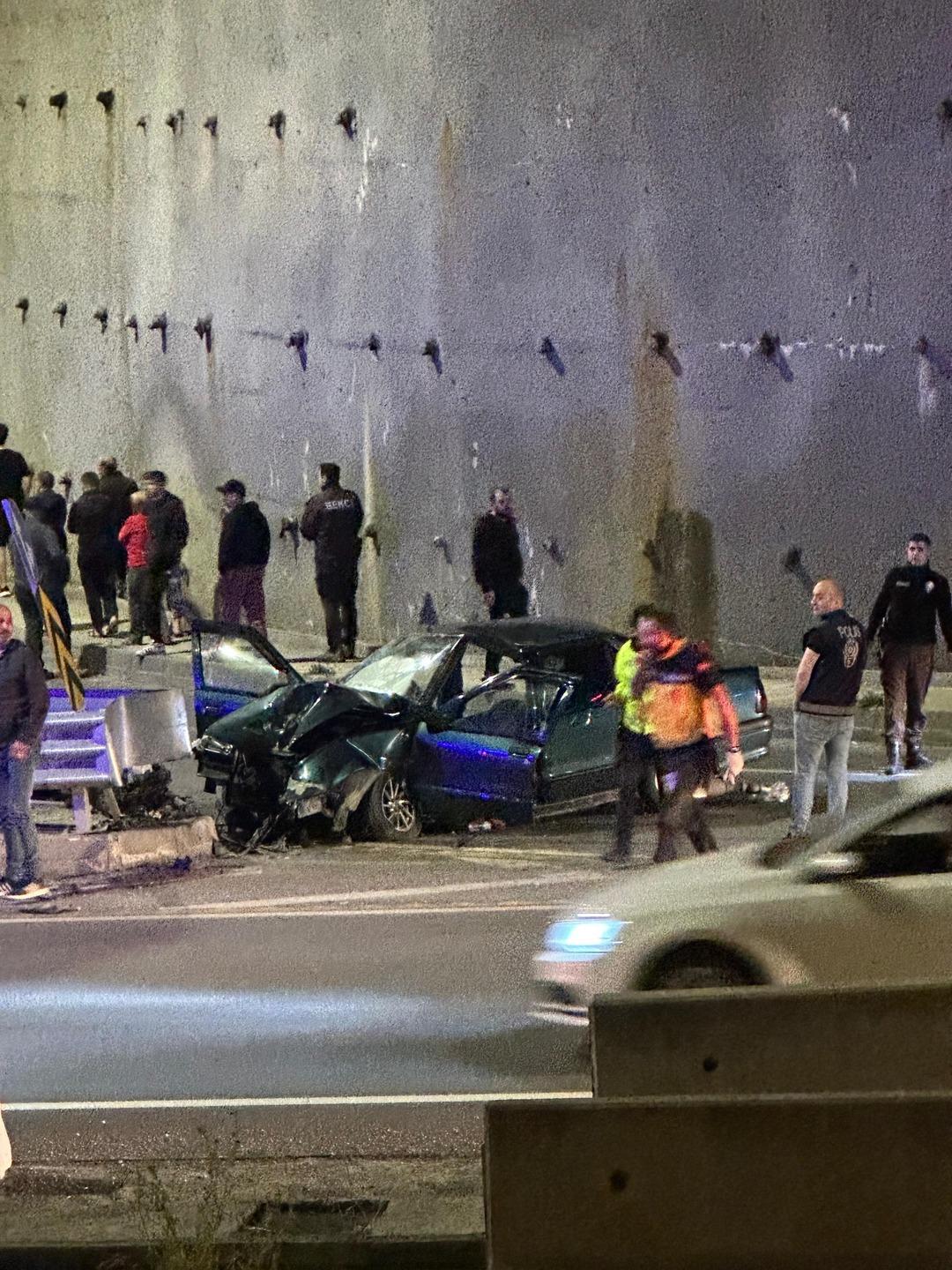 Zonguldak ta kontrolden çıkan otomobil refüje çarptı!  4 yaralı 2