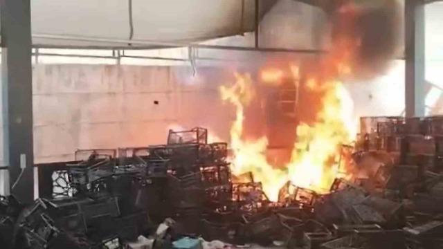 Siirt’te semt pazarındaki plastik kasalar yandı