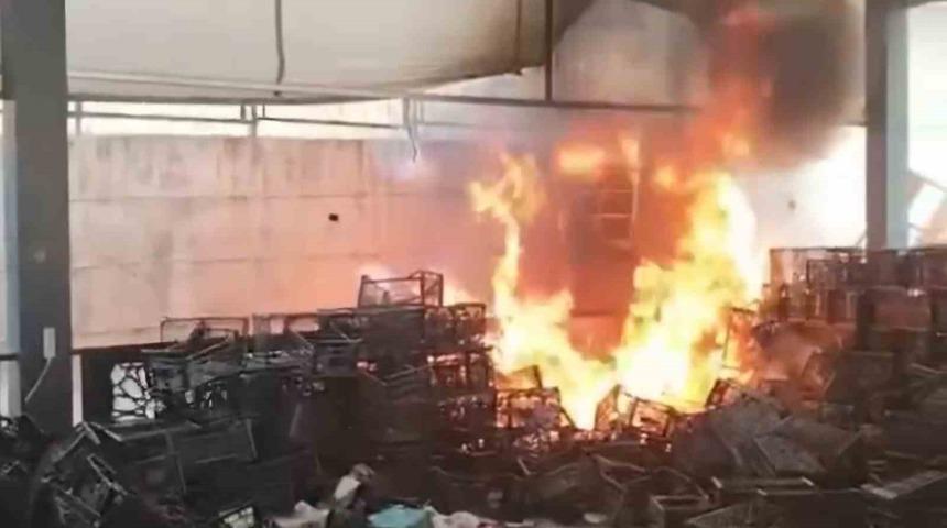 Siirt’te semt pazarındaki plastik kasalar yandı