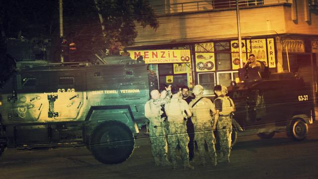 Şanlıurfa'da hareketli saatler! Polise ateş açıp kaçmaya çalıştı, kıstırıldığı evde çatışmaya girdi