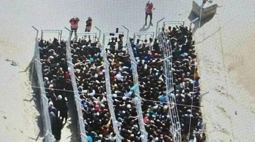 Dünyanın konuştuğu görüntü! Yardım için geldiler, canlarından oldular! Fotoğraflar Nazi kamplarına benzetildi…