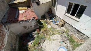 Çöp ev mahalleliyi isyan ettirdi! 5 ay boyunca içinde kalmış...