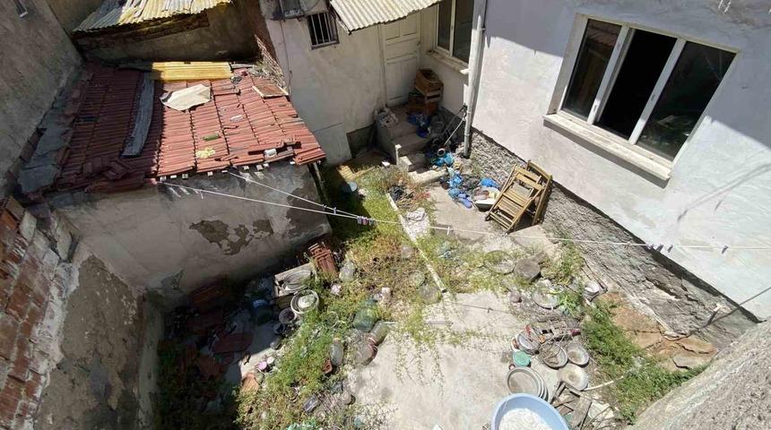 Çöp ev mahalleliyi isyan ettirdi! 5 ay boyunca içinde kalmış...