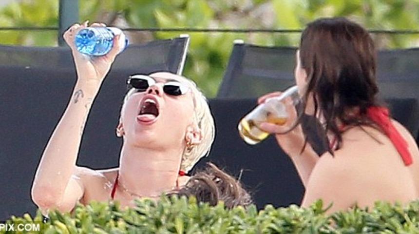 Miley Cyrus'un havuz partisi