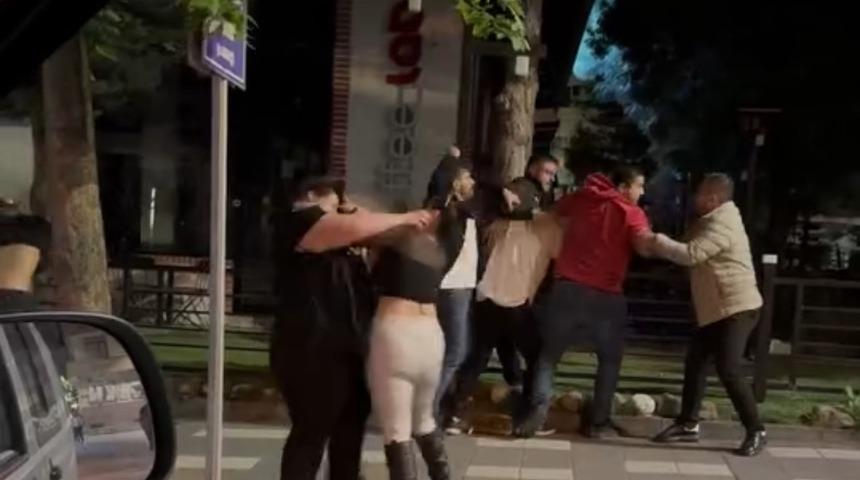 Bolu’da sokak ortasında kavga: Yumruklar havada uçuştu