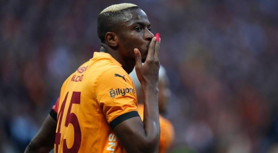 Gece yarısı İstanbul a geldiler! Osimhen in en yakın arkadaşı bombayı patlattı... O mesaj her şeyi ortaya çıkardı 3