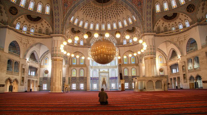 İzmir namaz vakitleri nasıl öğrenilir? Diyanet'e göre İzmir namaz vakitlerini nasıl ve nereden öğrenebilirim?