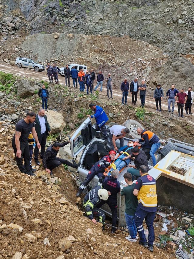 Trabzon da şarampole devrilen kamyonun sürücüsü yaralandı 1